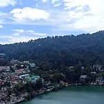 Gayatri Niwas - Luxury Private Room With Ensuit Bathroom - Lake View And Mountain View