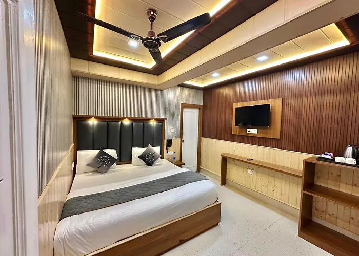 Hotel Gp Mall Road Nainital Near Naini Lake - A Luxury Room With Newly Decorated And Renovated Room - With Wifi - Room Service Available - Book Now