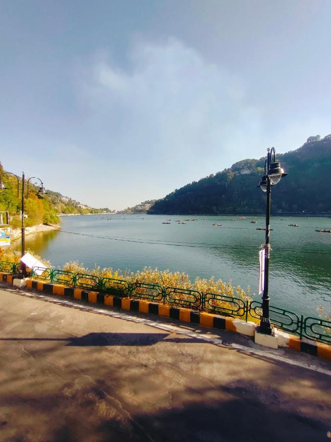 Elphinstone The Lake Side 3*