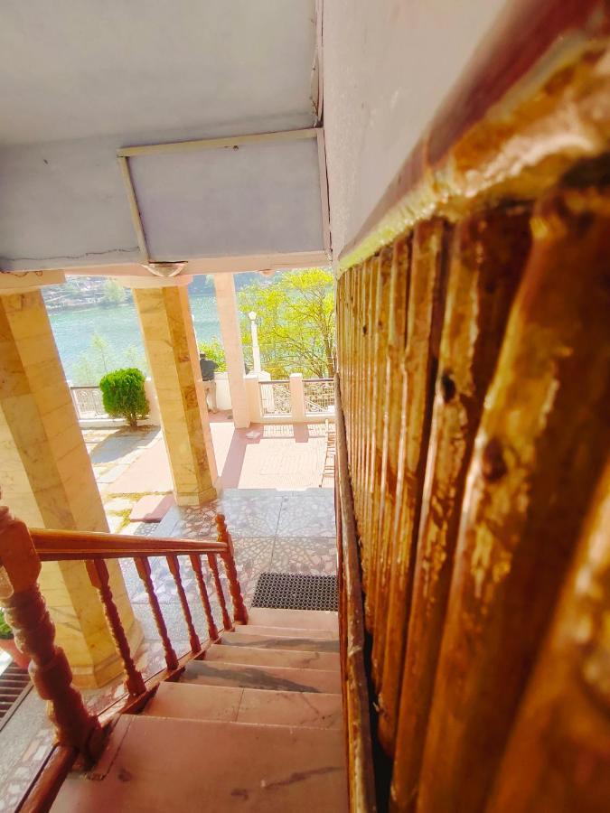 Elphinstone The Lake Side Hotel