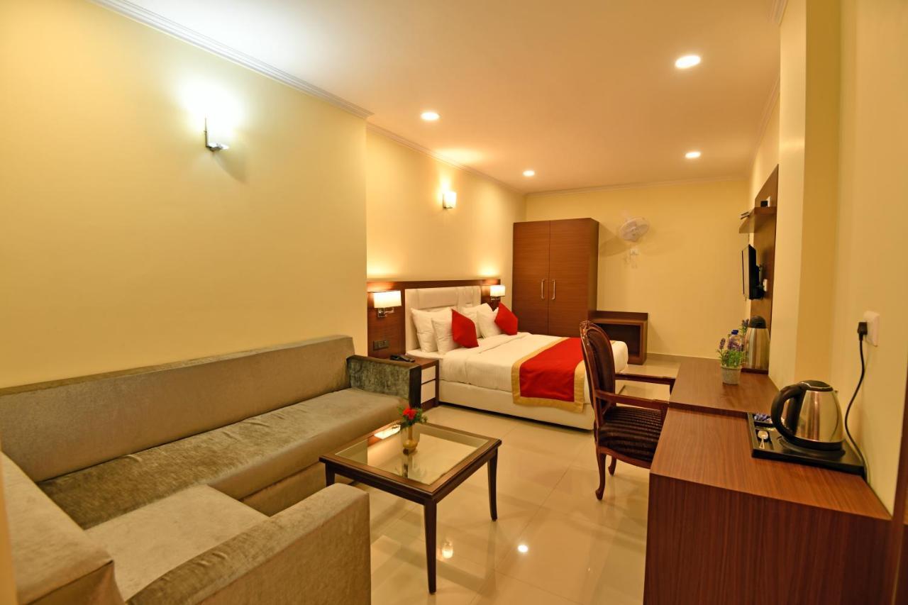 Hotel Clarks Inn Bhowali, Nainital 3*
