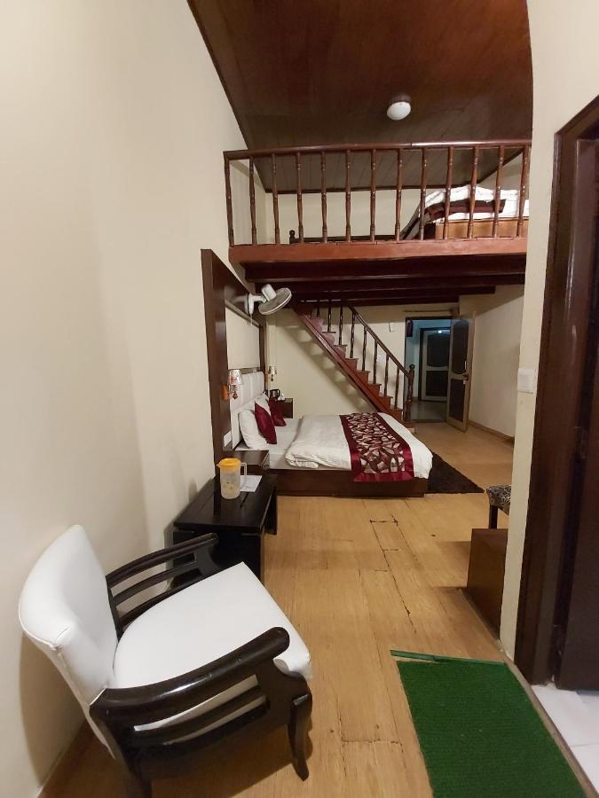 Goroomgo Moon Hotel 3*