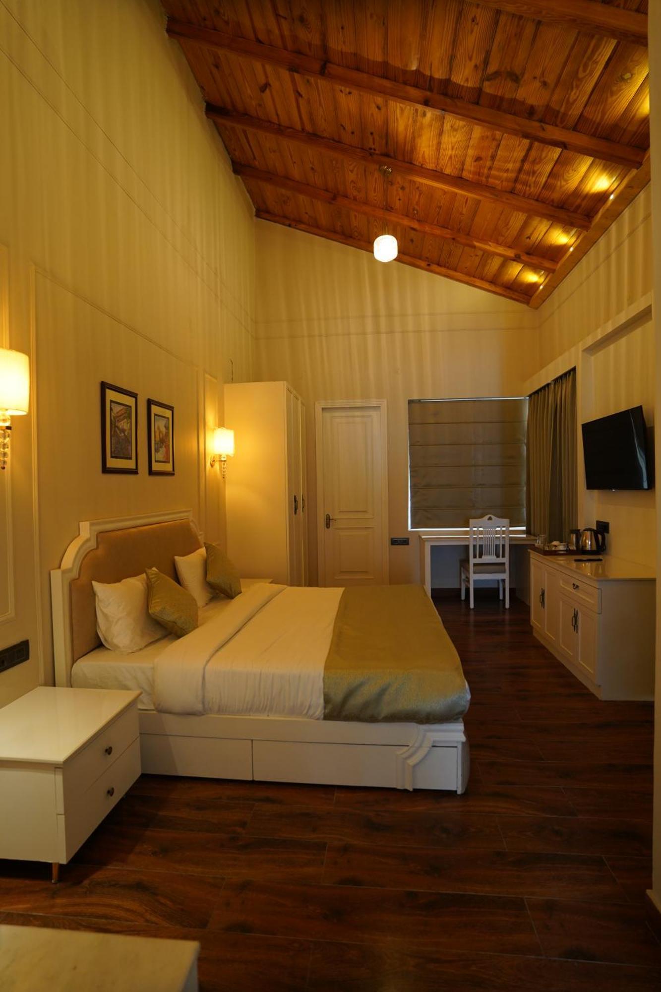 Casa De Bello, Nainital, Near Kainchi Dham Hotel 5*
