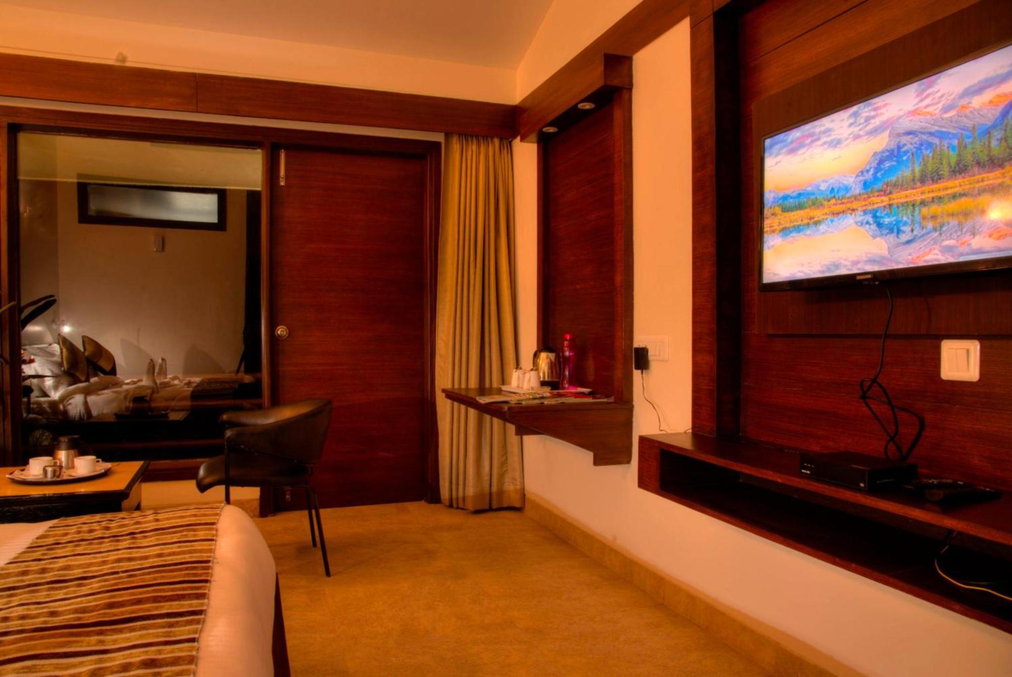 Hotel Goroomgo Luxury Palm Bhimtal - Luxury - Excellent Customer Service - Seller