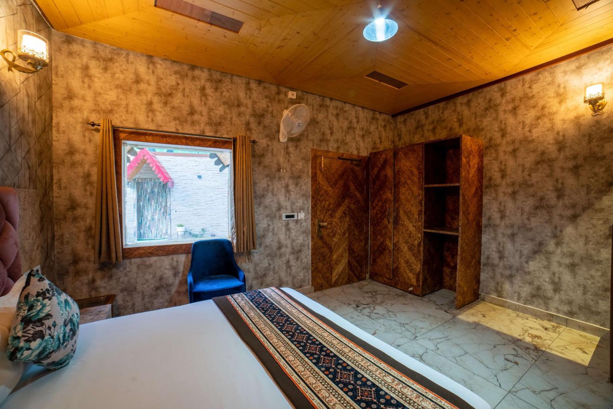 Mudras Grove Resort, Resort