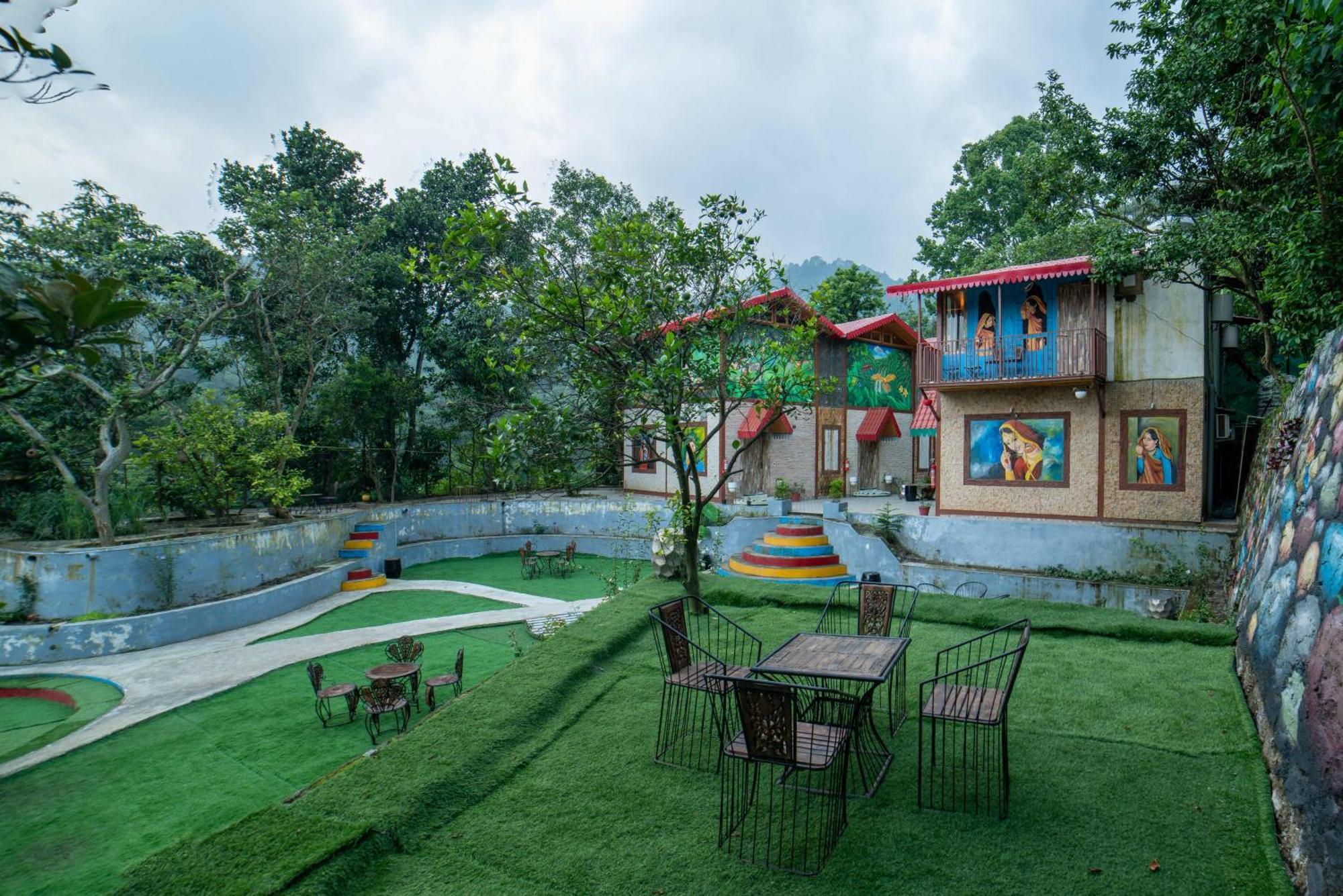 Mudras Grove Resort, Resort