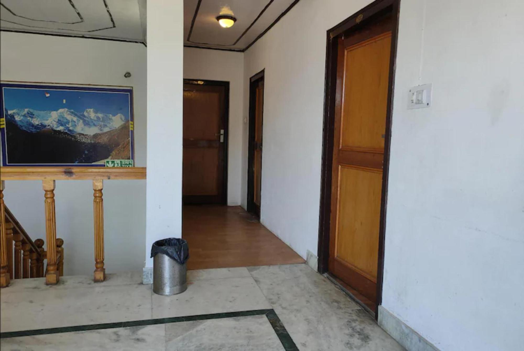 Hotel Grg Chinar Lake View *