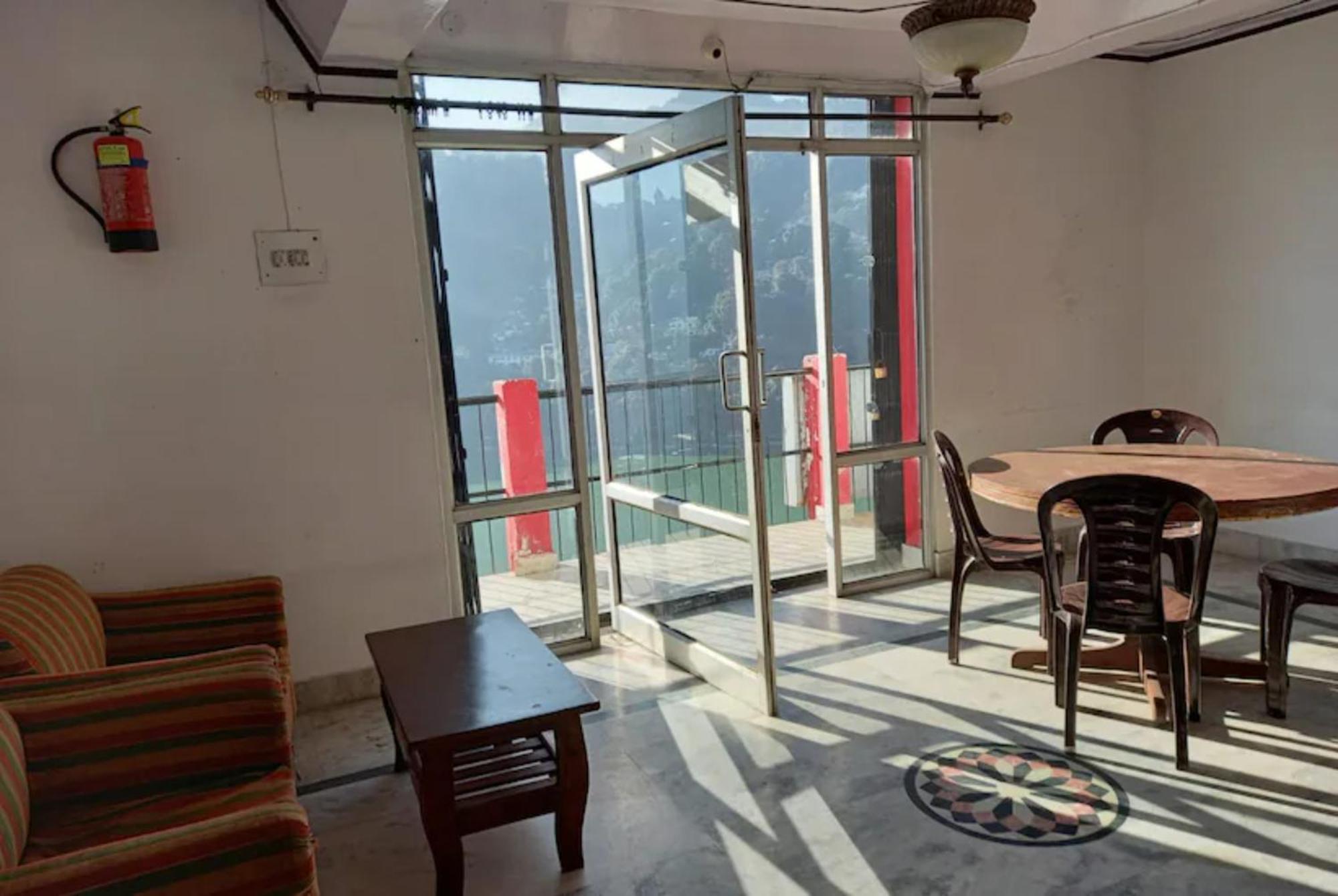 Hotel Grg Chinar Lake View