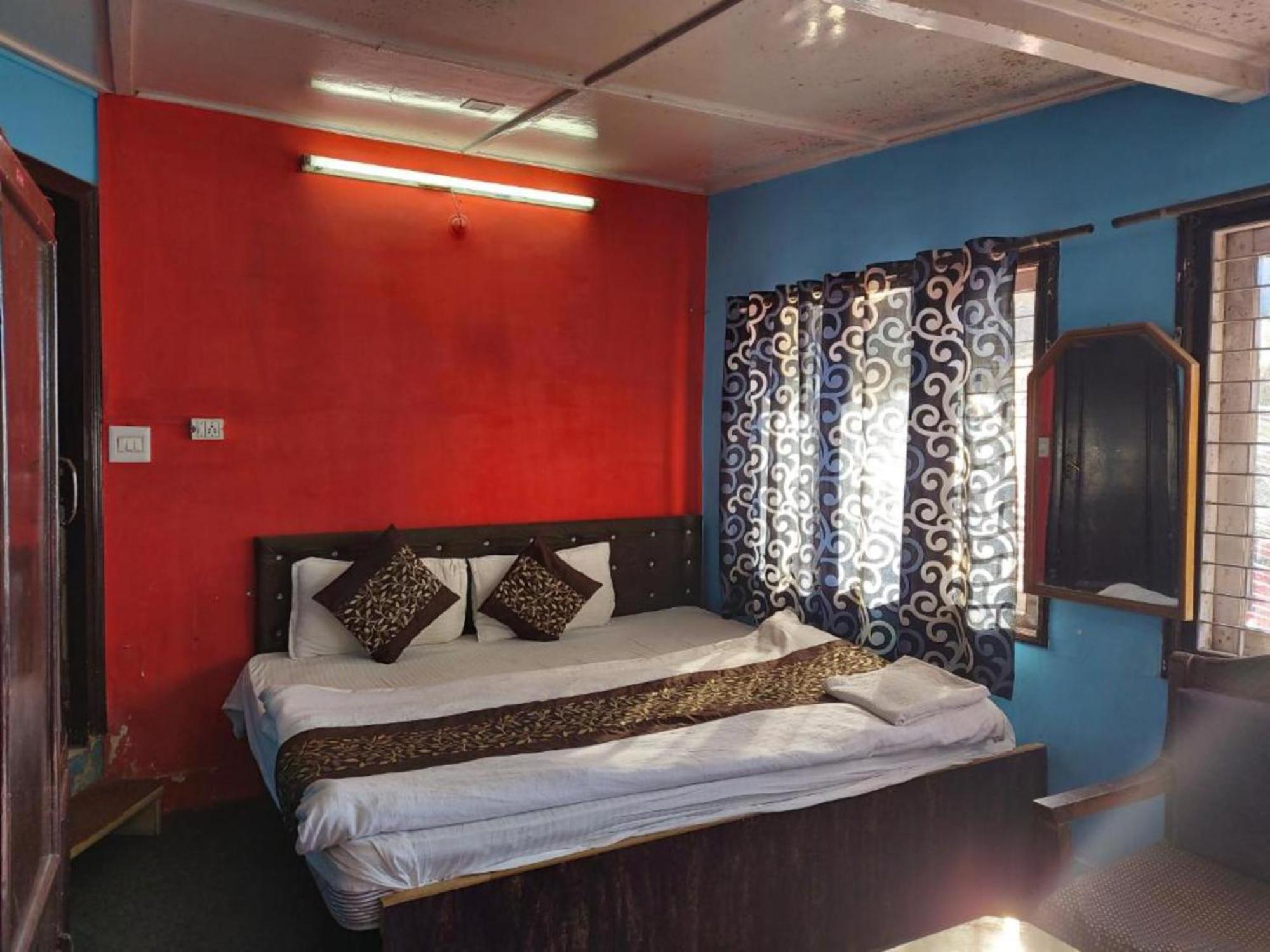 Lake View Mall Road Hotel