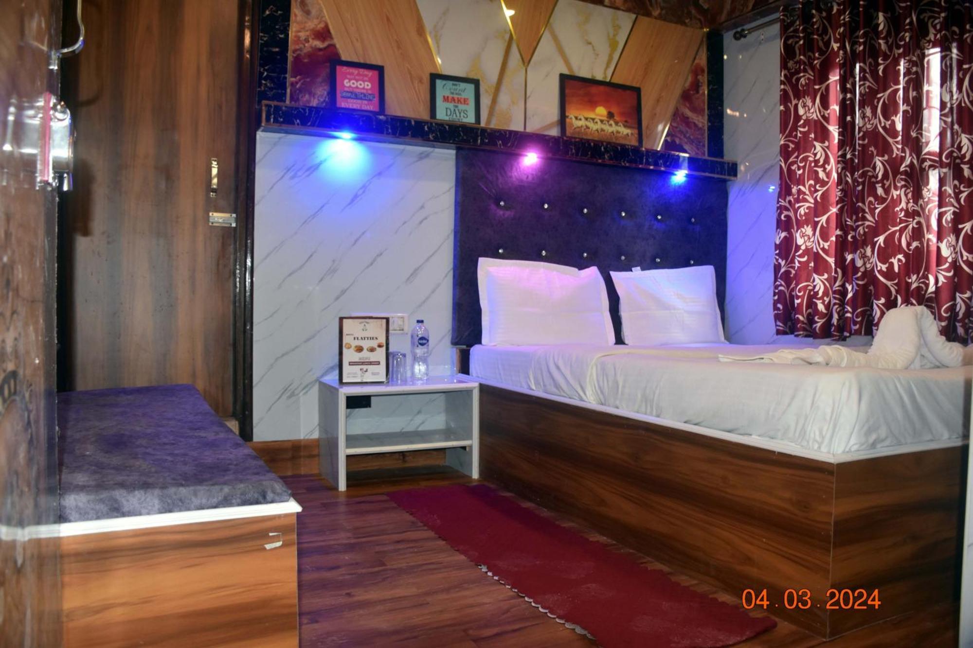 Hotel Nainital The Flat#Tiess Near Boat House Club And Naini Lake - Prime Location & Luxury Room - Excellent Customer Service Awarded Nainital