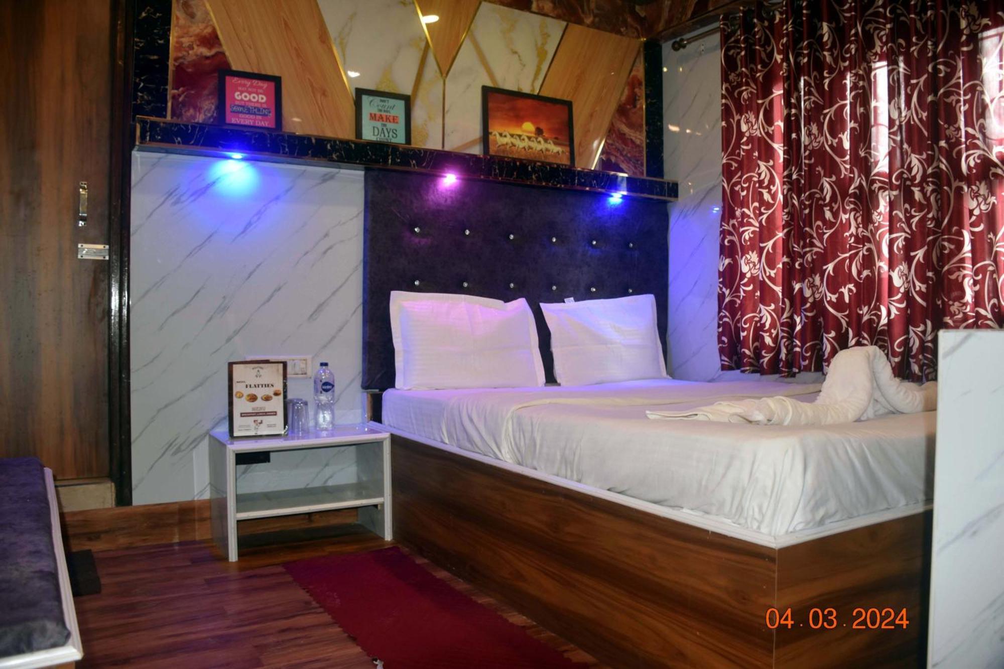 Hotel Nainital The Flat#Tiess Near Boat House Club And Naini Lake - Prime Location & Luxury Room - Excellent Customer Service Awarded Nainital