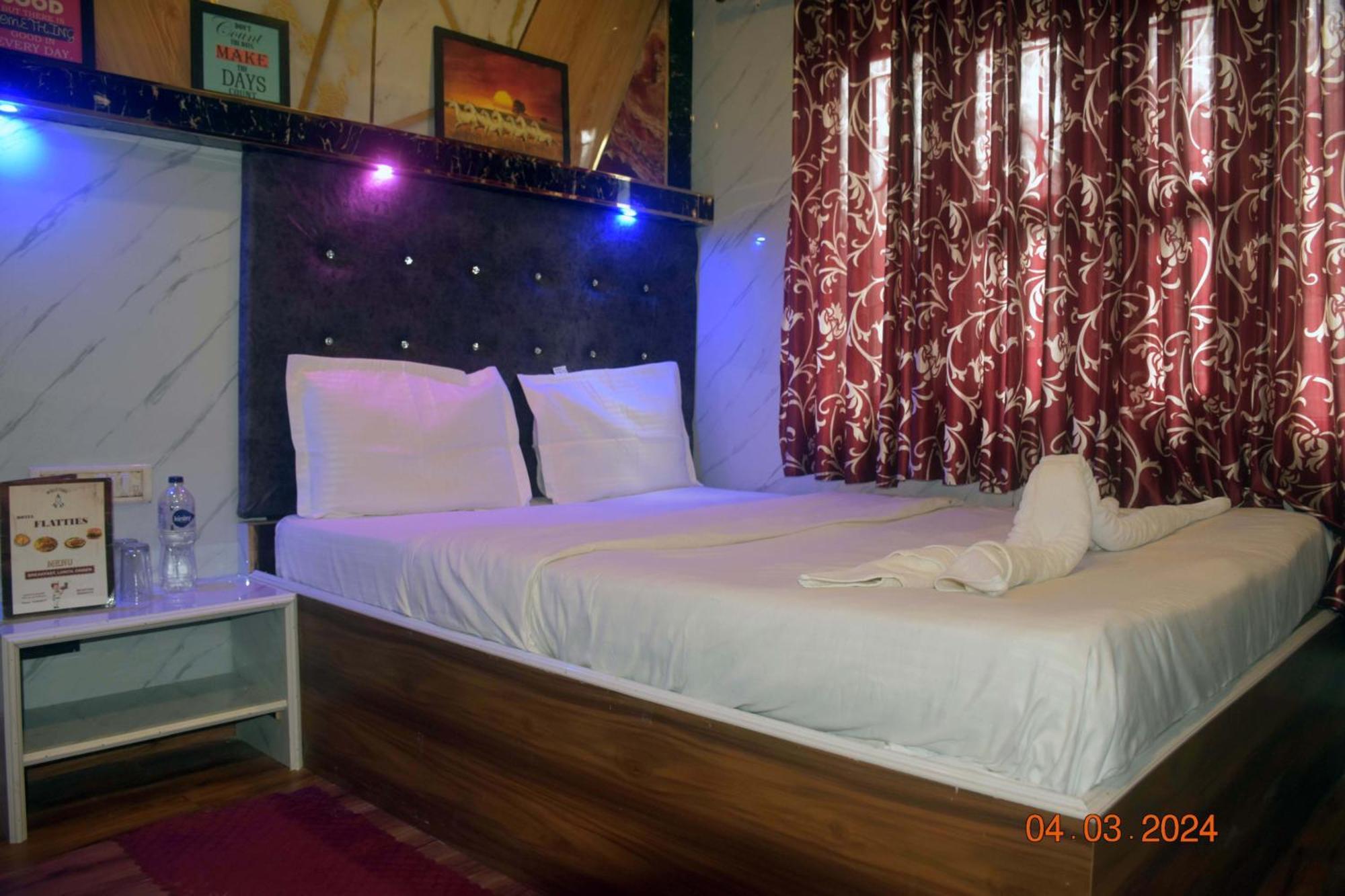 Nainital The Flat#Tiess Near Boat House Club And Naini Lake - Prime Location & Luxury Room - Excellent Customer Service Awarded 3*