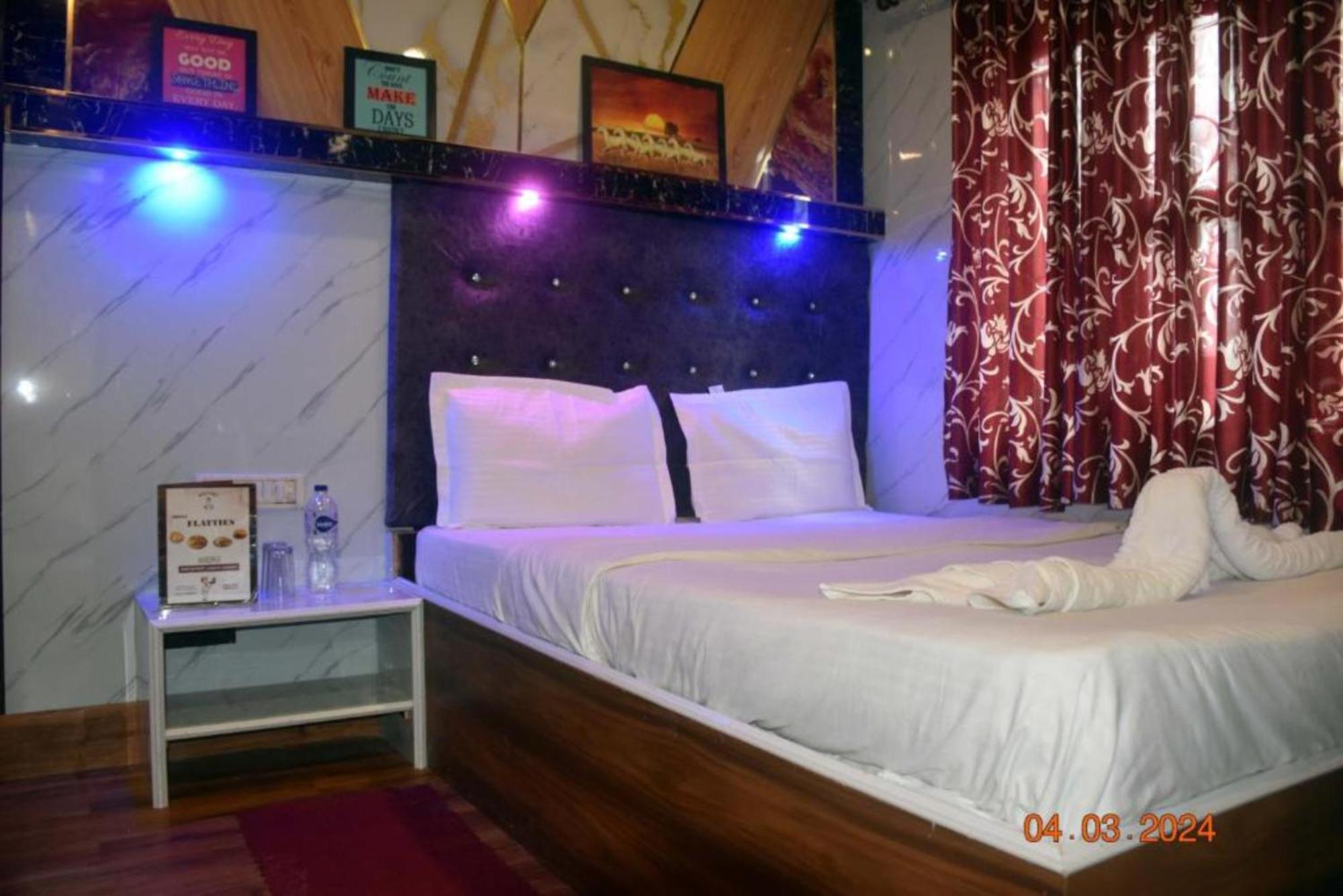 Flattiess ! Near Mall Road - Open Sitting Area On Terrace With Full Naini View And Mountain Valley View - Wi Fi - Service Available - Rated Nainital