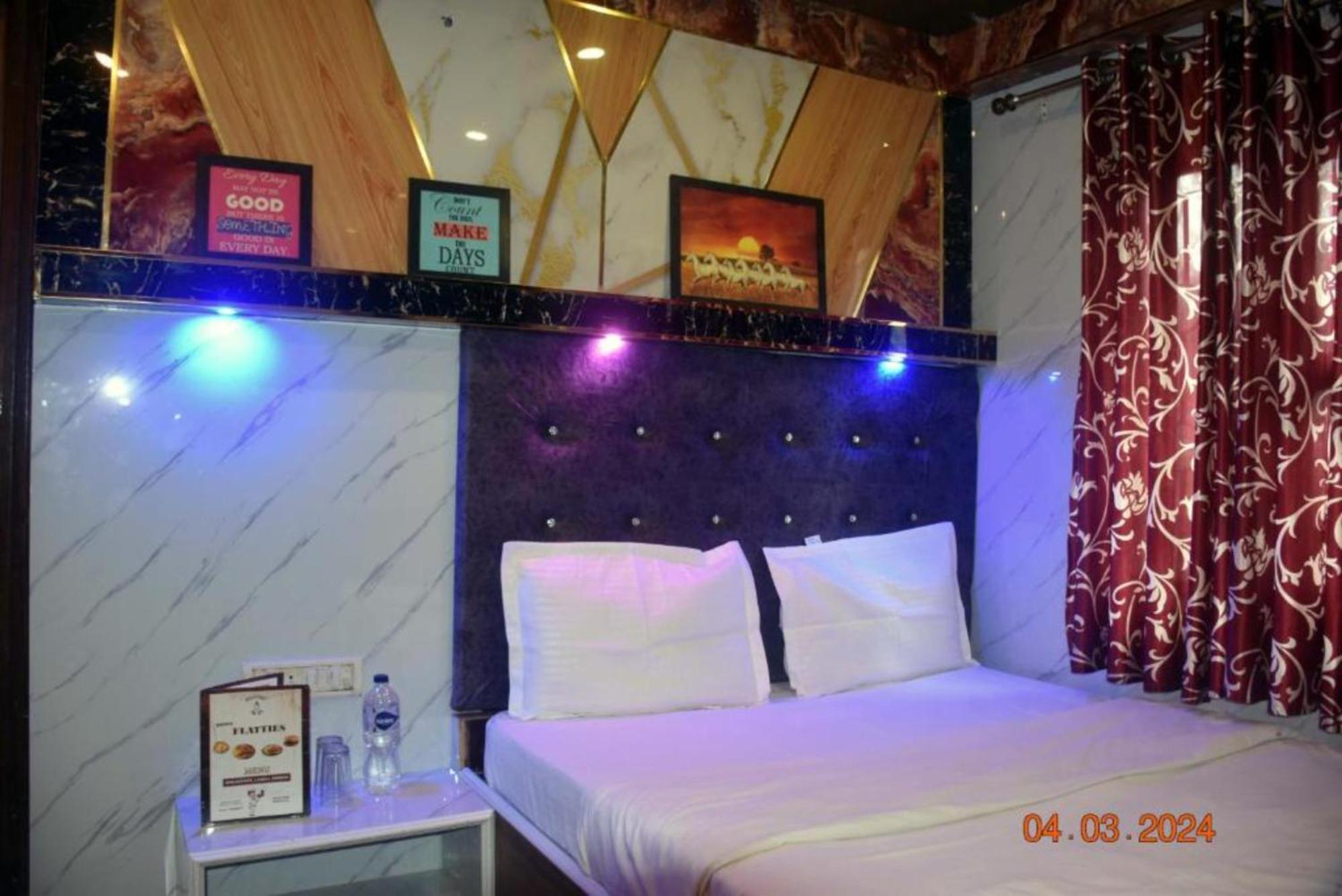 Flattiess ! Near Mall Road - Open Sitting Area On Terrace With Full Naini View And Mountain Valley View - Wi Fi - Service Available - Rated Nainital