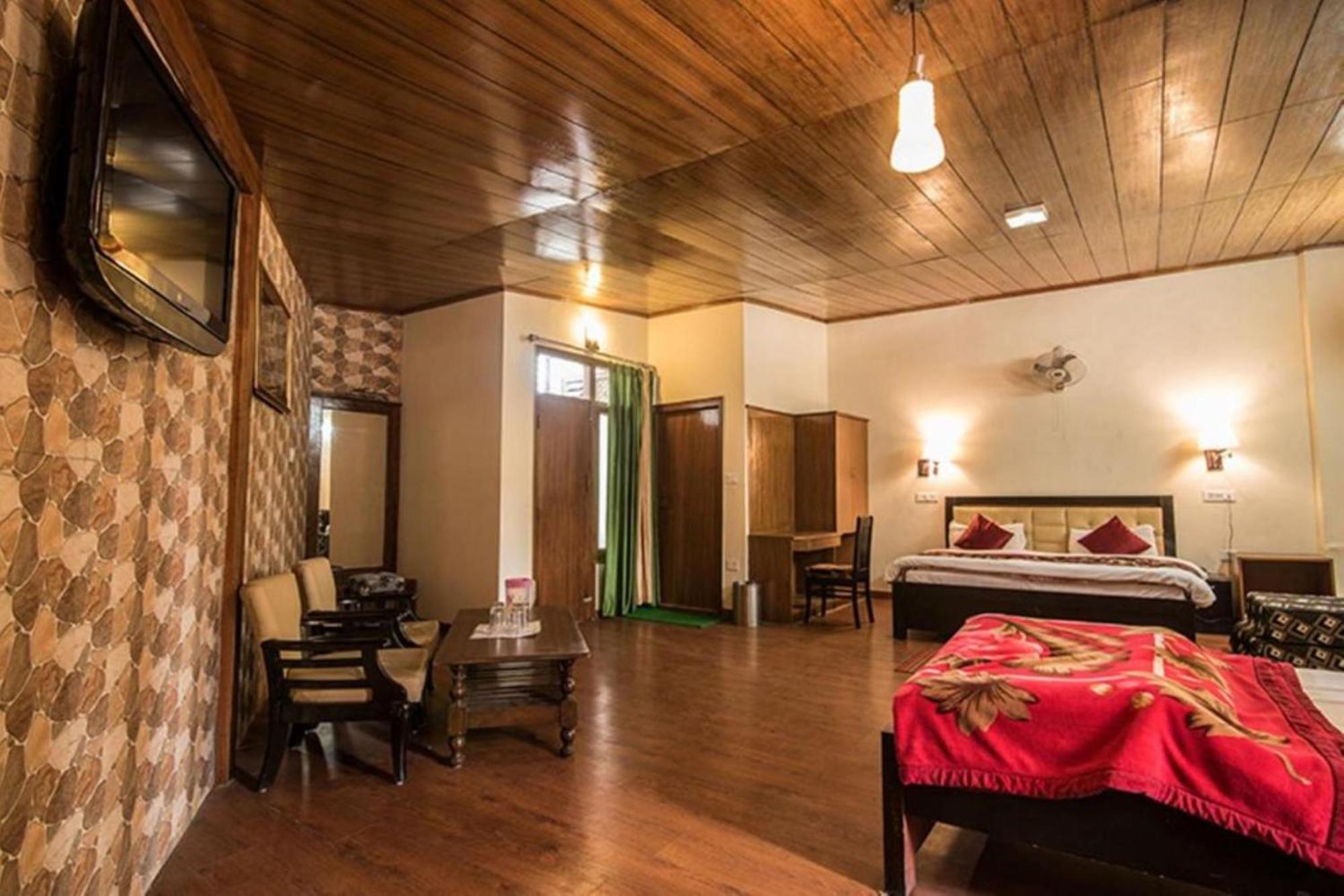 Hotel Moon Mallital, Near High Court