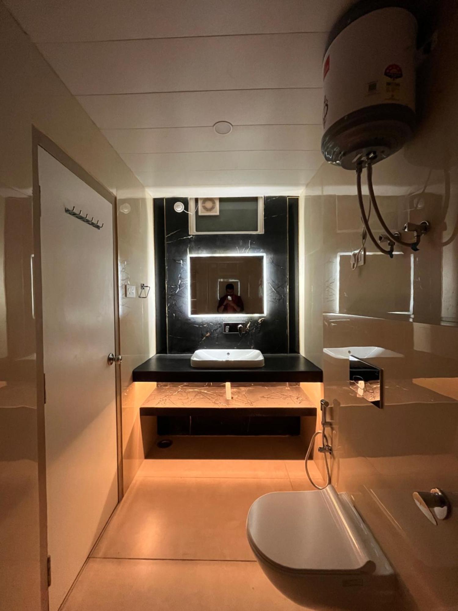 Spruce Hill & Restro Hotel 4*