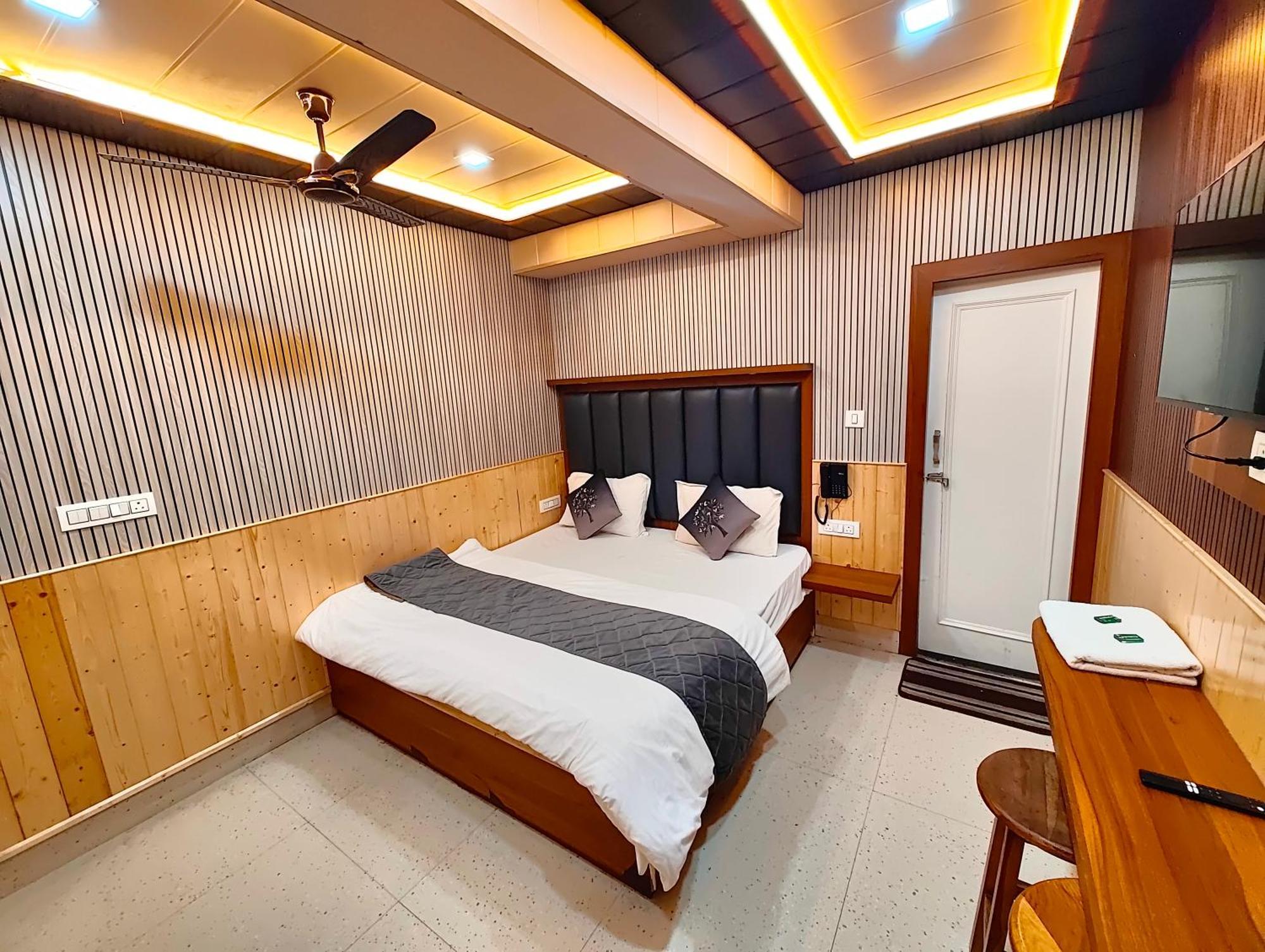 Hotel Gp Mall Road Near Naini - A Luxury With Newly Decorated And Renovated - With Wifi - Service Available - Book Now 3*