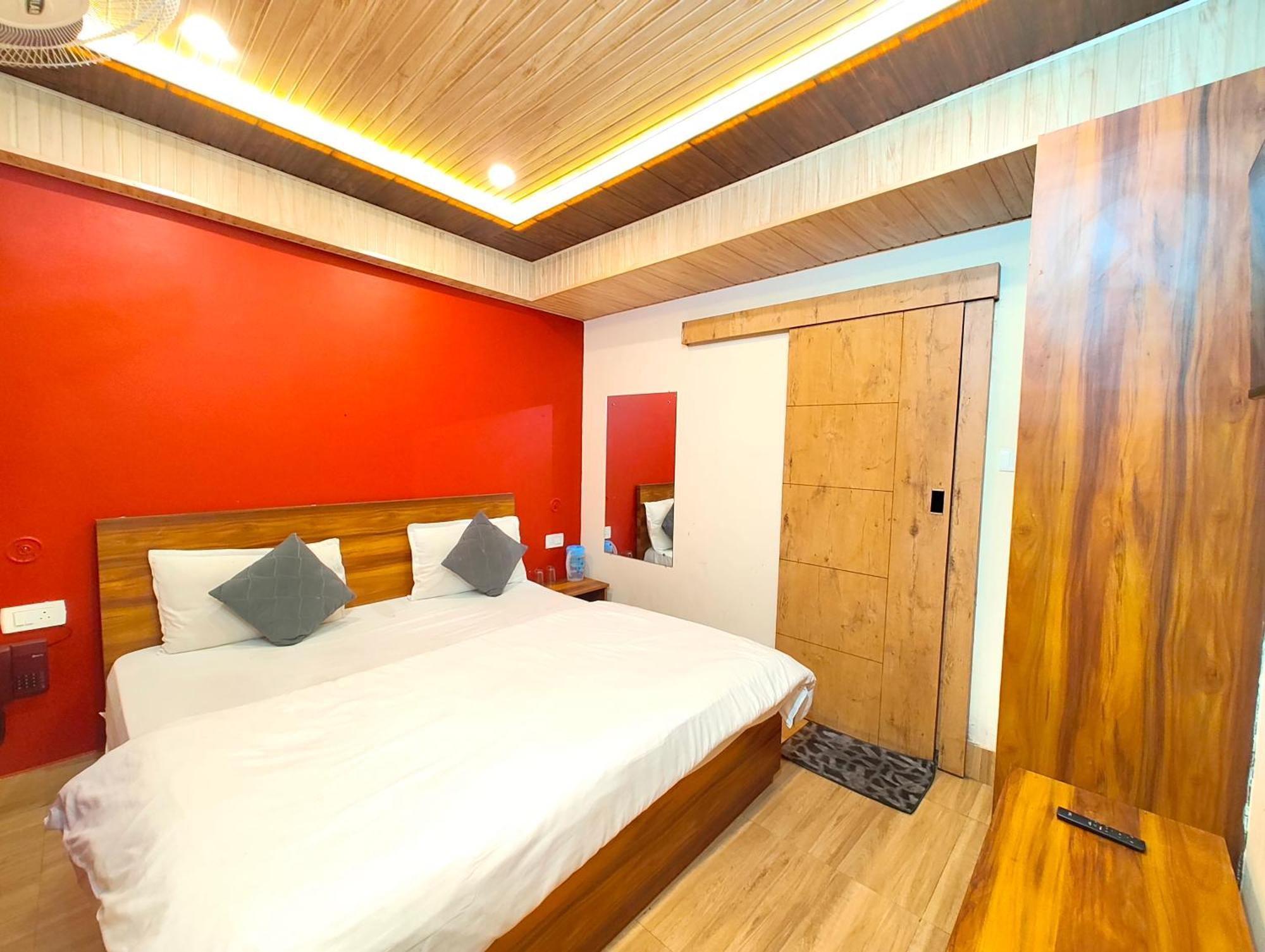Gp Mall Road Near Naini - A Luxury With Newly Decorated And Renovated - With Wifi - Service Available - Book Now Hotel