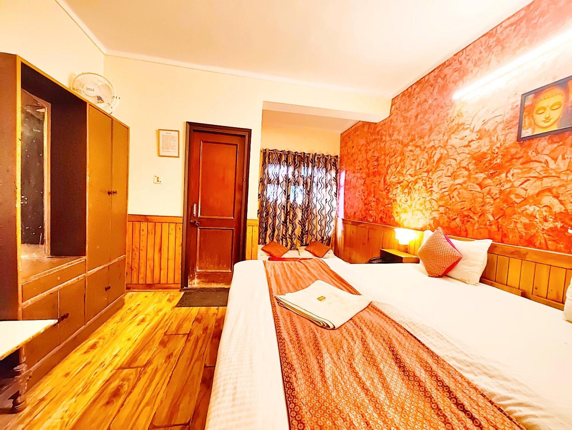 Ankur View Mall Road - On Terrace Open Restauarant With View And Valley Mountain View With Wifi - Service Available - Vacation With Family - Book Now Hotel Nainital