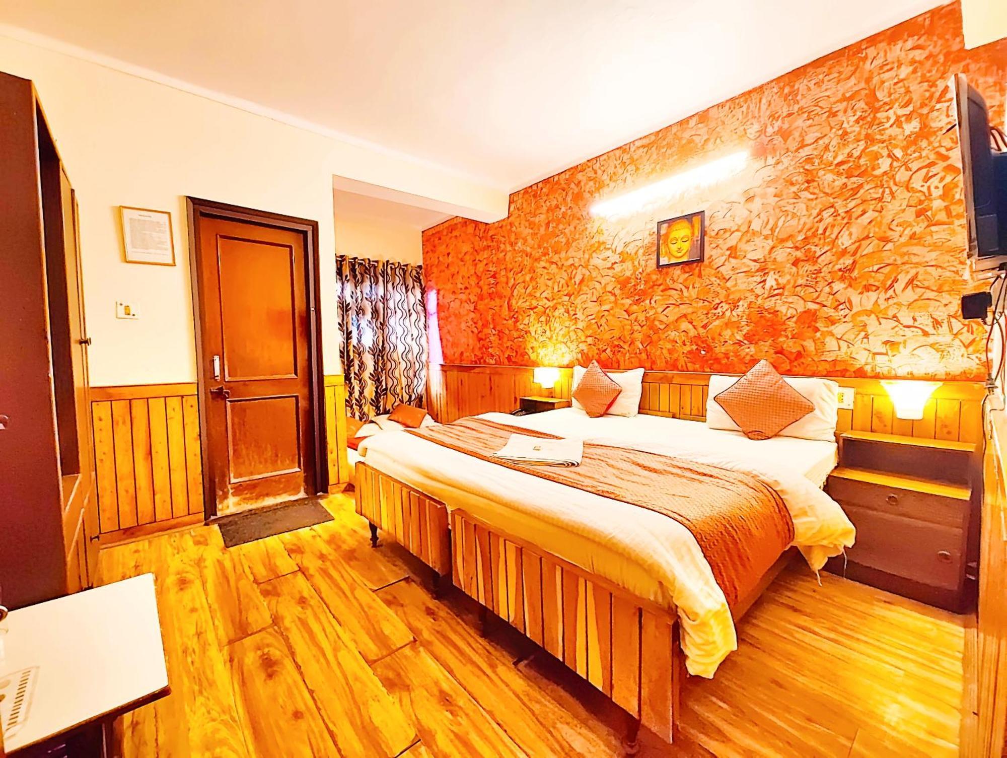 Ankur View Mall Road - On Terrace Open Restauarant With View And Valley Mountain View With Wifi - Service Available - Vacation With Family - Book Now 3* Nainital