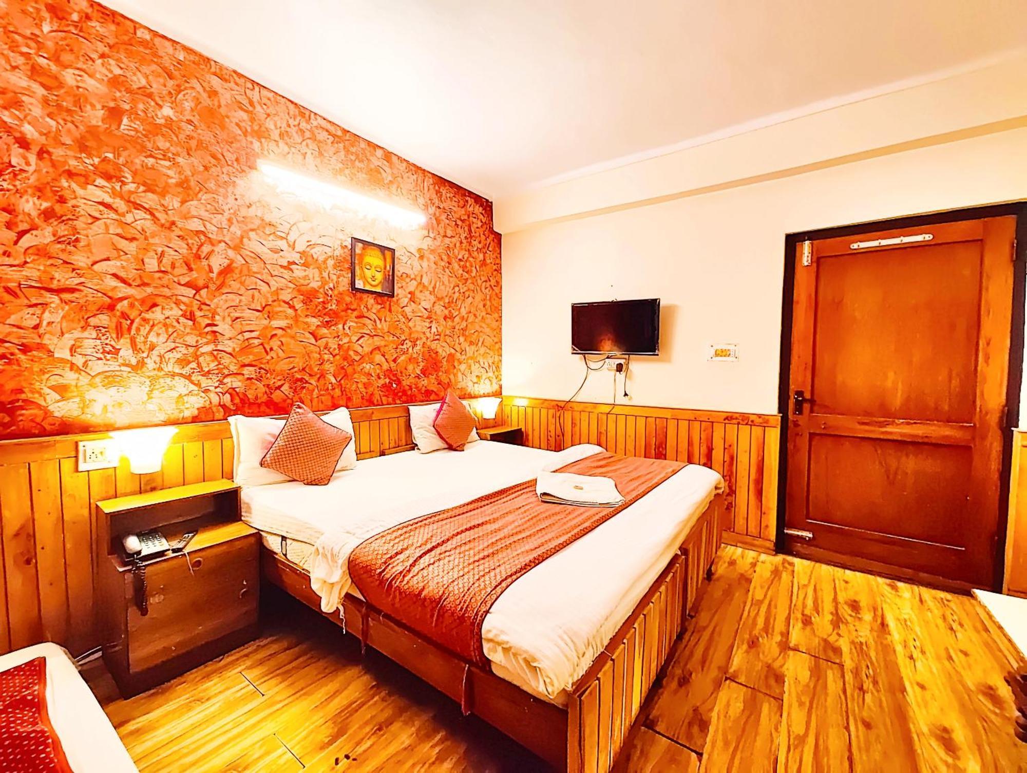 Ankur View Mall Road - On Terrace Open Restauarant With View And Valley Mountain View With Wifi - Service Available - Vacation With Family - Book Now 3* Nainital