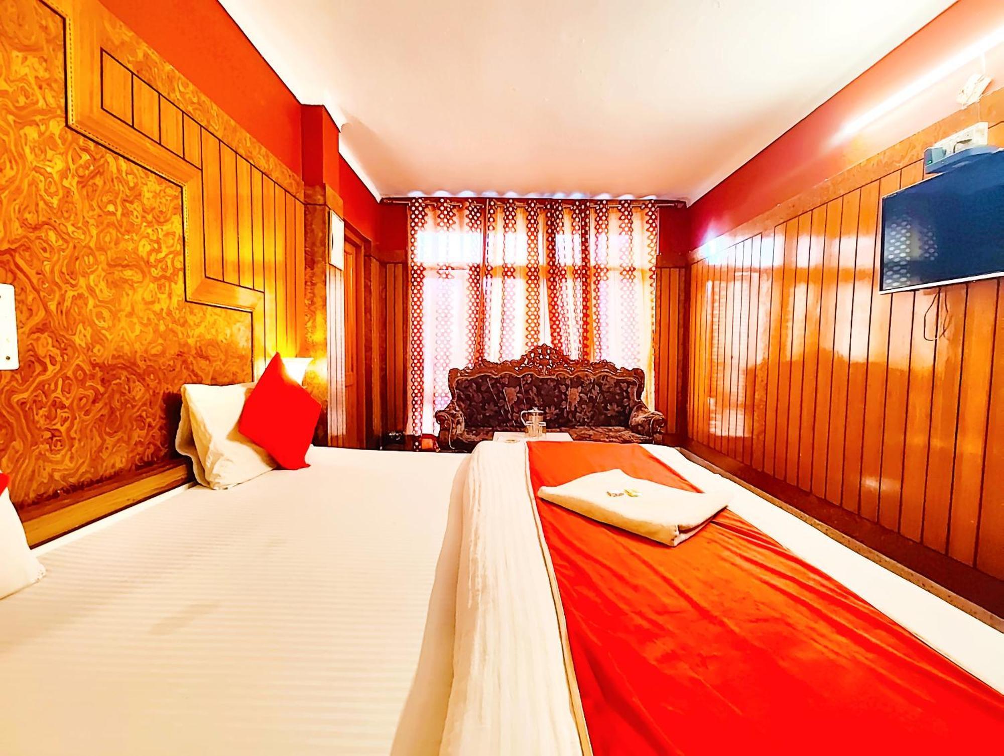 Ankur View Mall Road - On Terrace Open Restauarant With View And Valley Mountain View With Wifi - Service Available - Vacation With Family - Book Now 3* Nainital