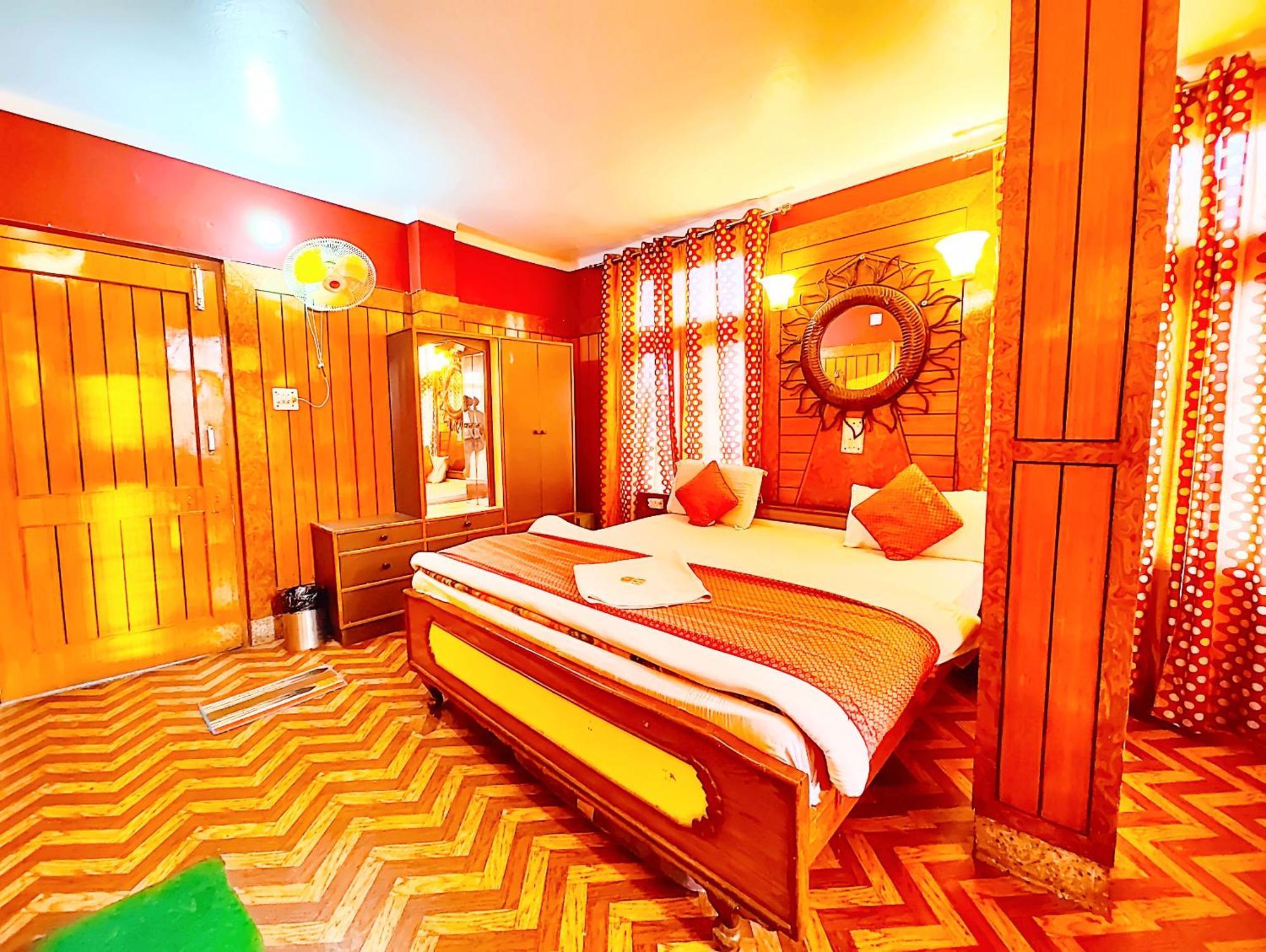 Hotel Ankur View Mall Road - On Terrace Open Restauarant With View And Valley Mountain View With Wifi - Service Available - Vacation With Family - Book Now