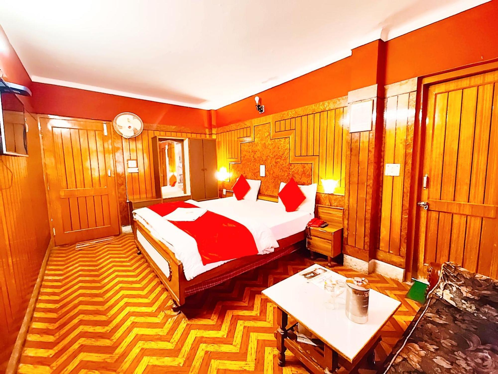 Ankur View Mall Road - On Terrace Open Restauarant With View And Valley Mountain View With Wifi - Service Available - Vacation With Family - Book Now 3*