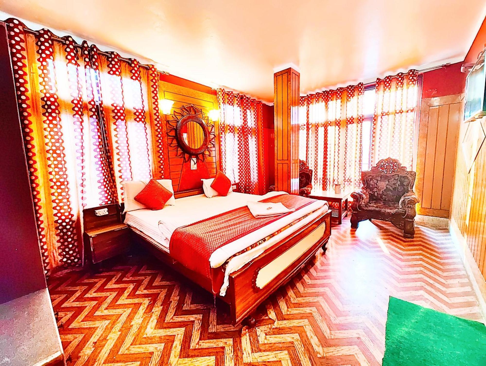 Ankur View Mall Road - On Terrace Open Restauarant With View And Valley Mountain View With Wifi - Service Available - Vacation With Family - Book Now Nainital