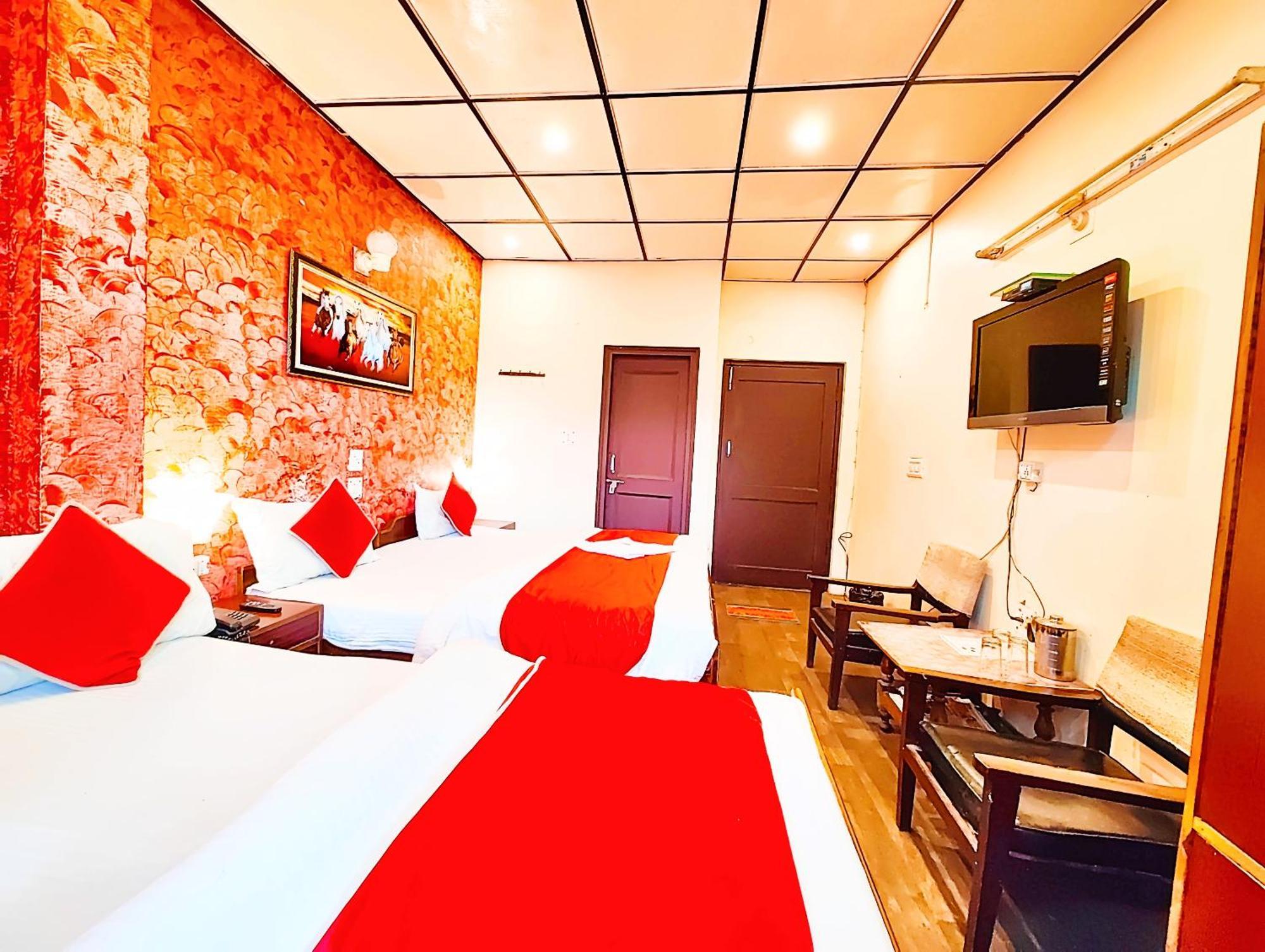 Ankur View Mall Road - On Terrace Open Restauarant With View And Valley Mountain View With Wifi - Service Available - Vacation With Family - Book Now Hotel 3*