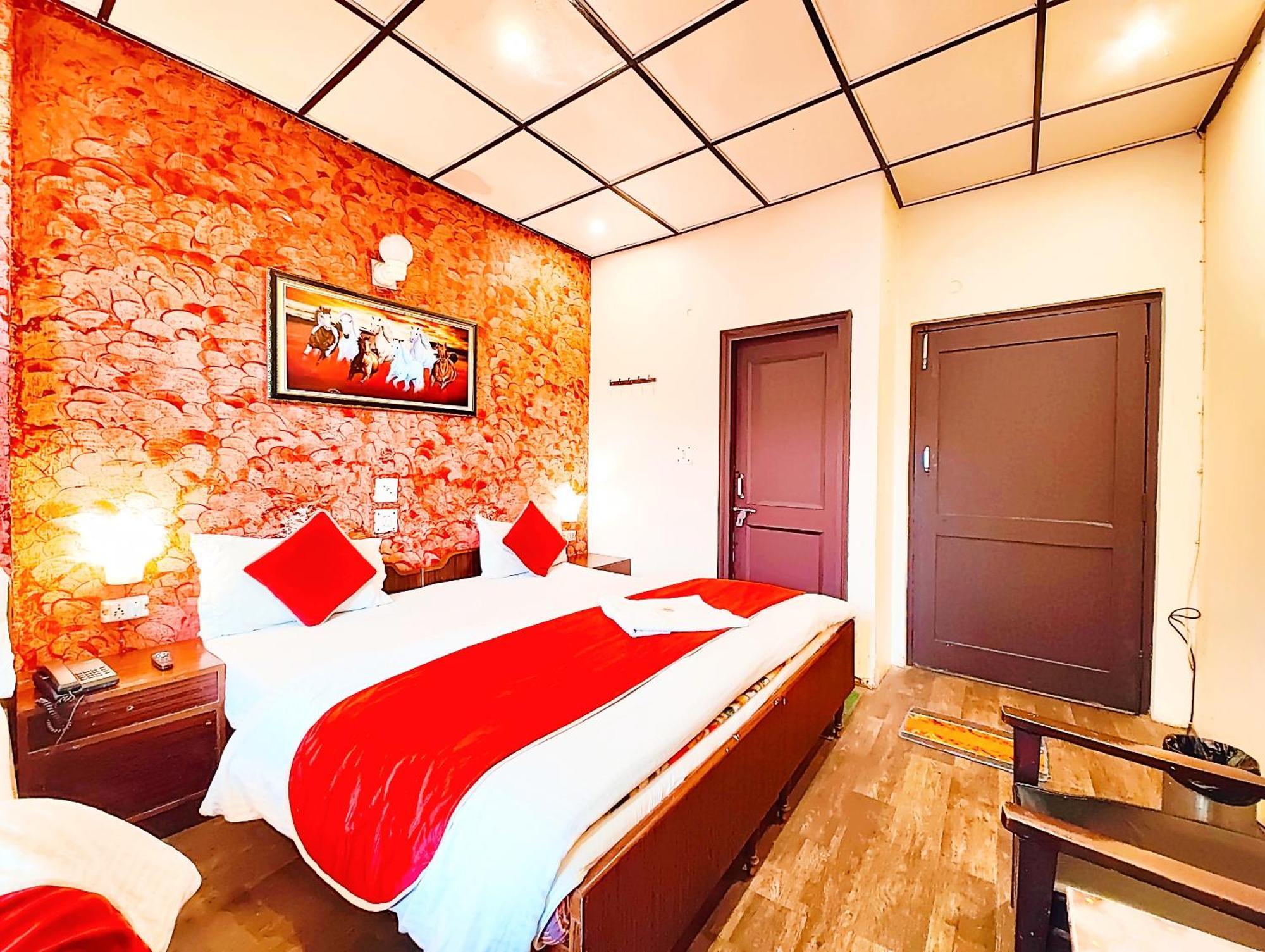 Ankur View Mall Road - On Terrace Open Restauarant With View And Valley Mountain View With Wifi - Service Available - Vacation With Family - Book Now 3*