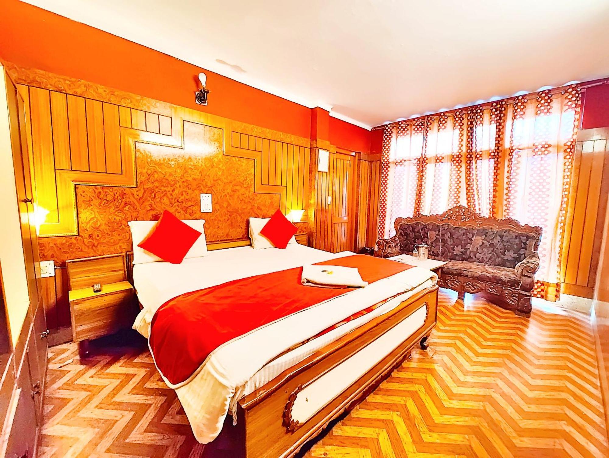 Ankur View Mall Road - On Terrace Open Restauarant With View And Valley Mountain View With Wifi - Service Available - Vacation With Family - Book Now 3* Nainital