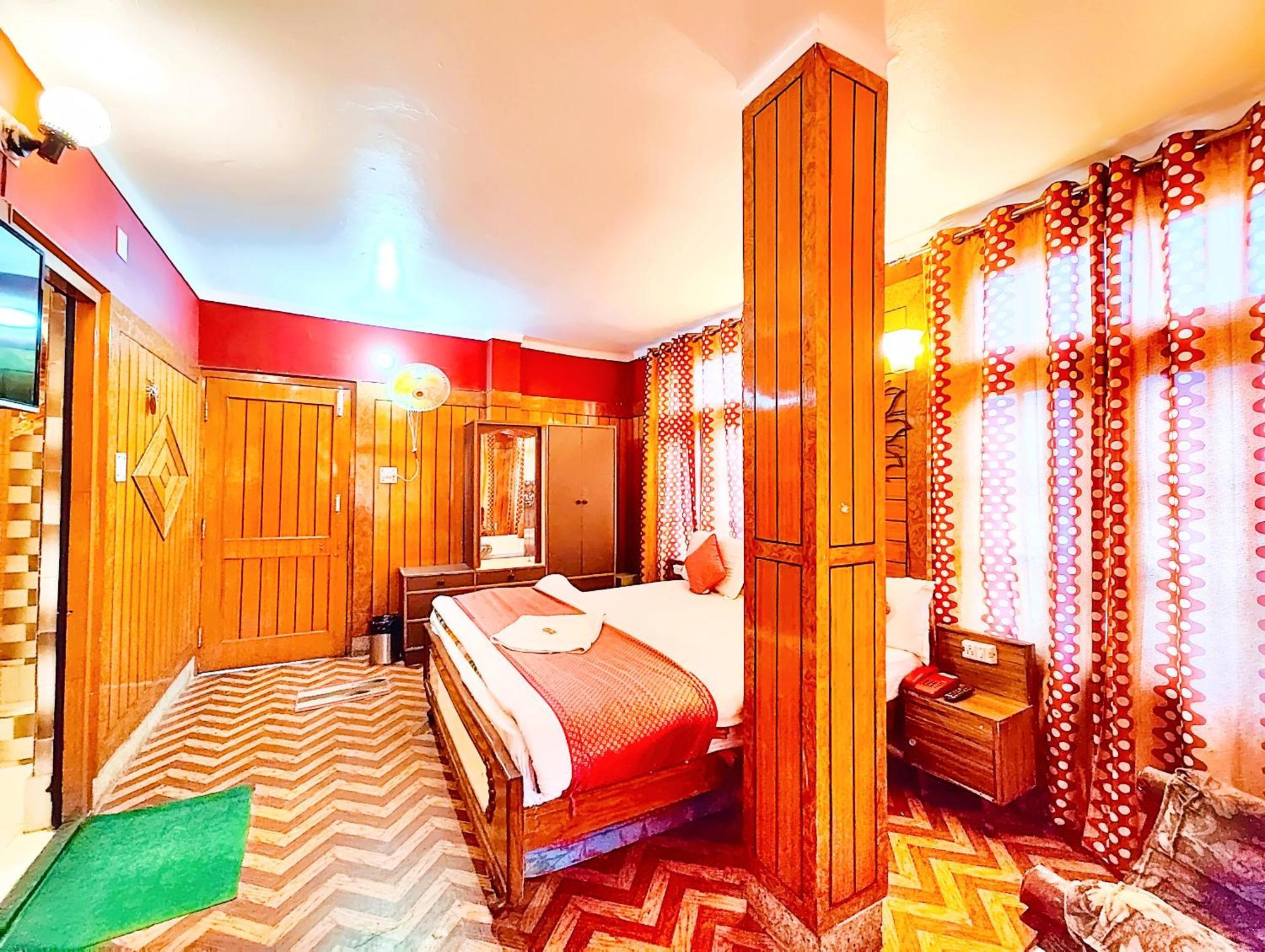 Ankur View Mall Road - On Terrace Open Restauarant With View And Valley Mountain View With Wifi - Service Available - Vacation With Family - Book Now Hotel 3*