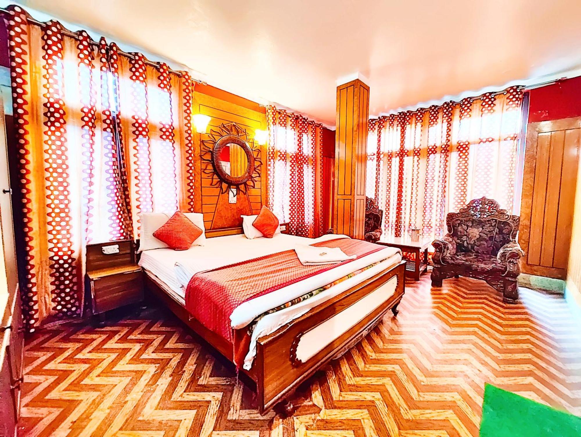 Hotel Ankur View Mall Road - On Terrace Open Restauarant With View And Valley Mountain View With Wifi - Service Available - Vacation With Family - Book Now Nainital