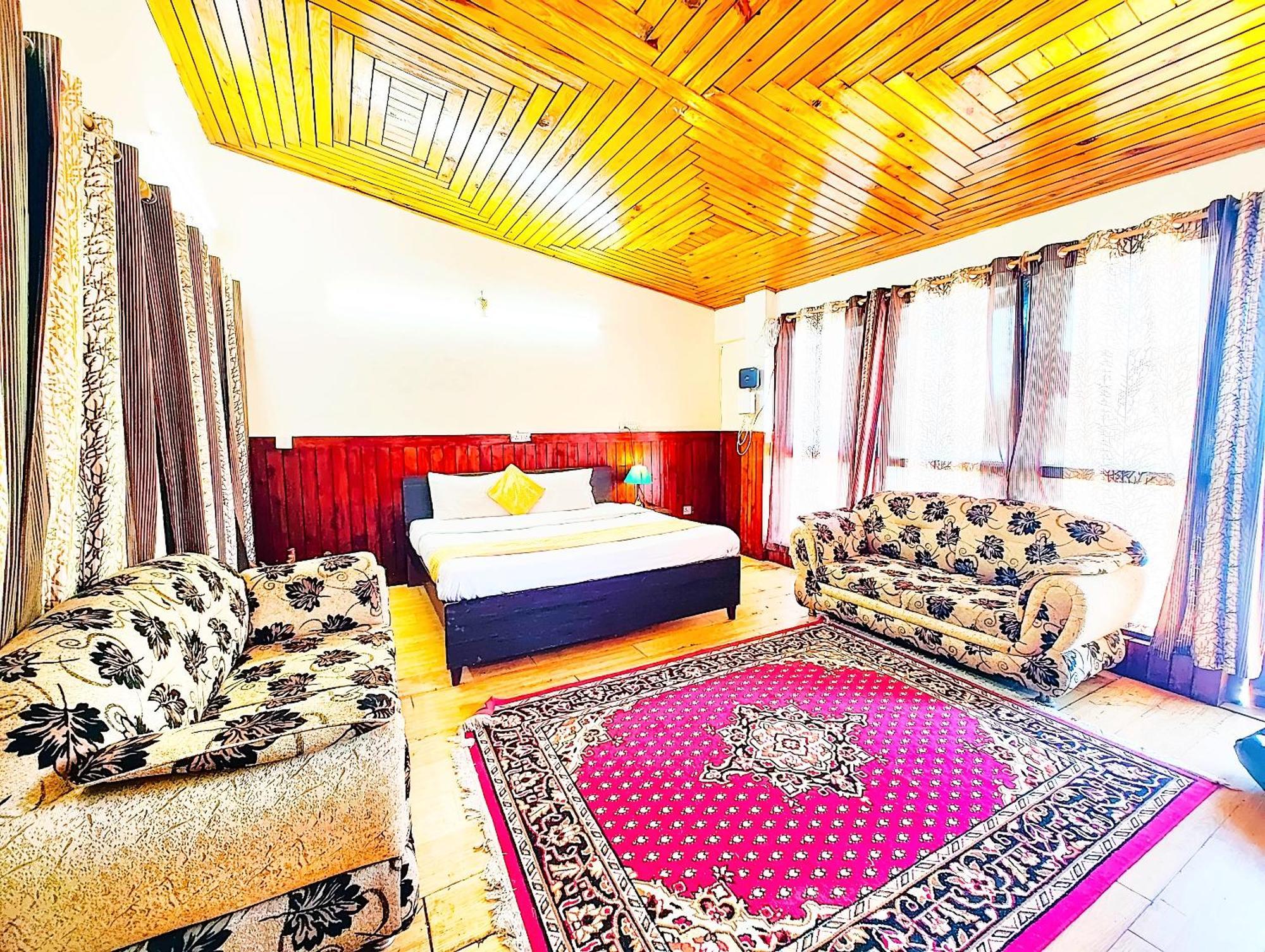 Hotel And Me - Near Mall Road And Naini With Wifi- Service And Parking Facilities Available - Book Now Nainital
