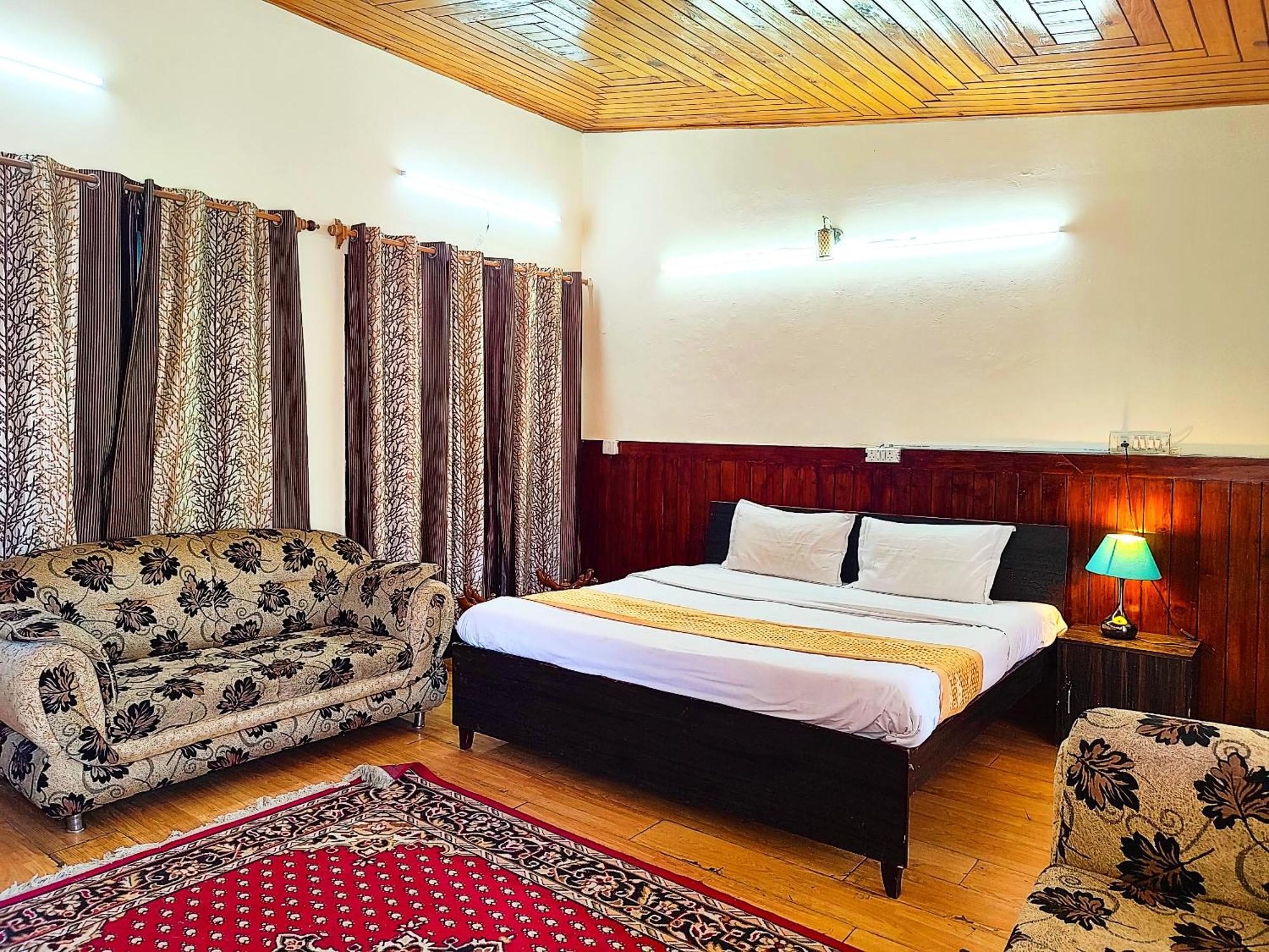And Me - Near Mall Road And Naini With Wifi- Service And Parking Facilities Available - Book Now 3* Nainital