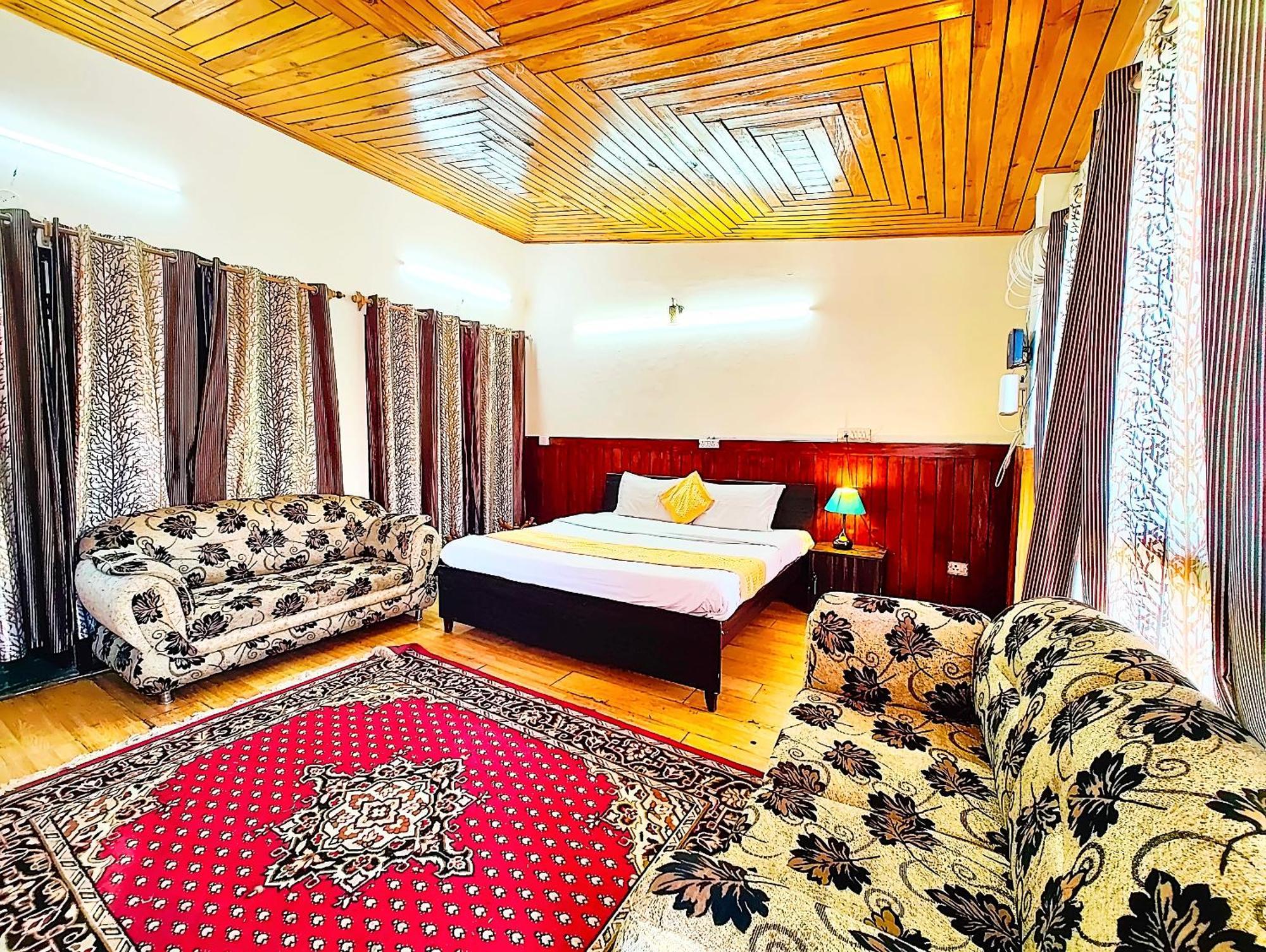 And Me - Near Mall Road And Naini With Wifi- Service And Parking Facilities Available - Book Now 3* Nainital