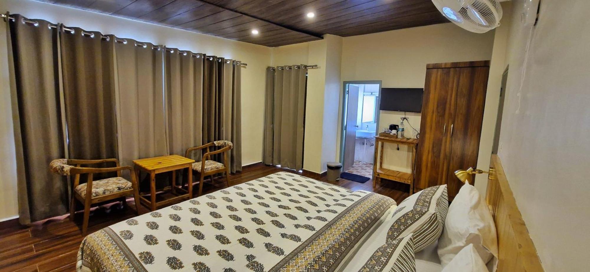 Happy Owls Lakeside Hotel 3*