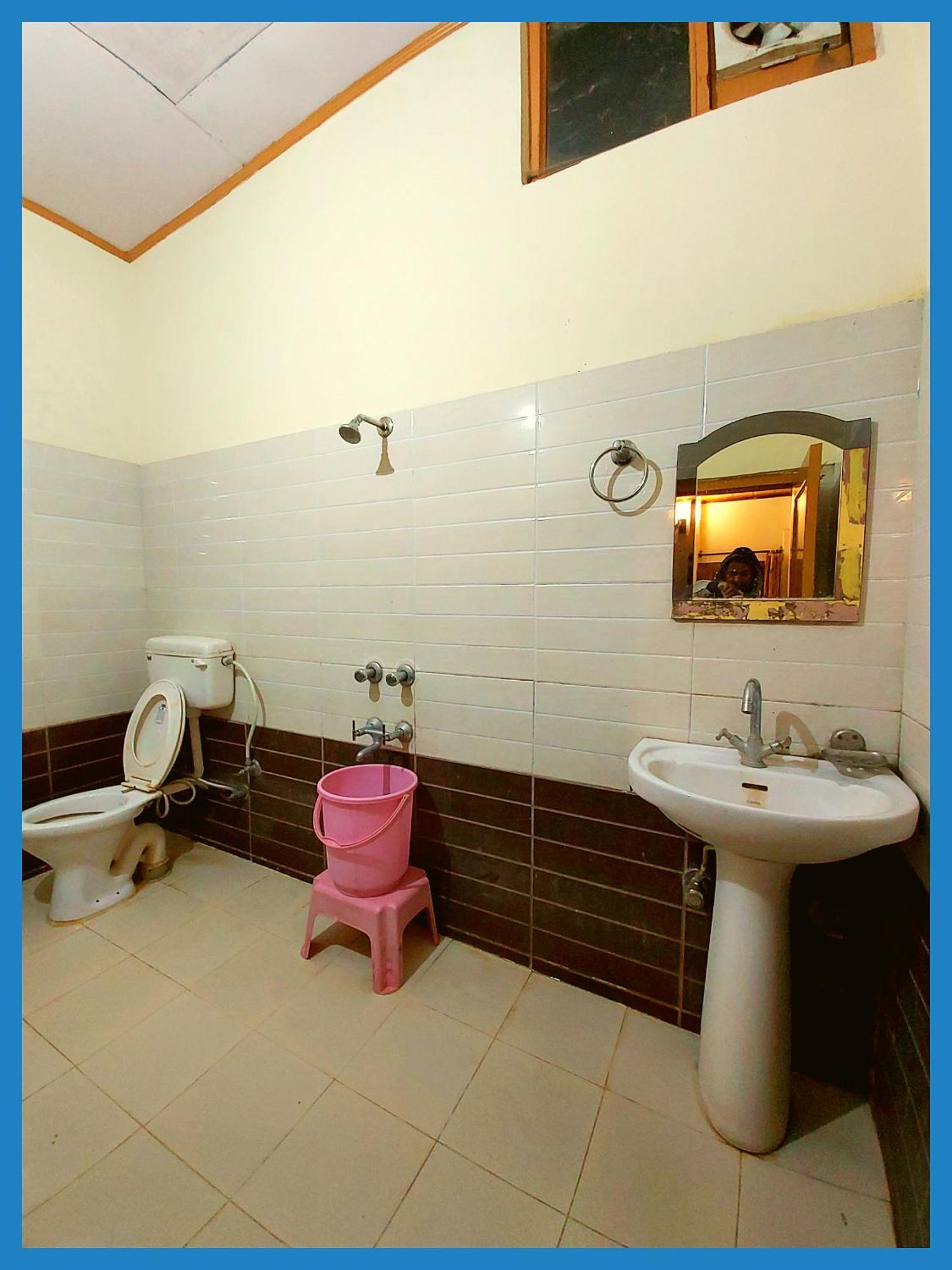 The Moon ! Premium - Parking & Lift Facilities -hygiene And Spacious - A Rated In Hotel 3*