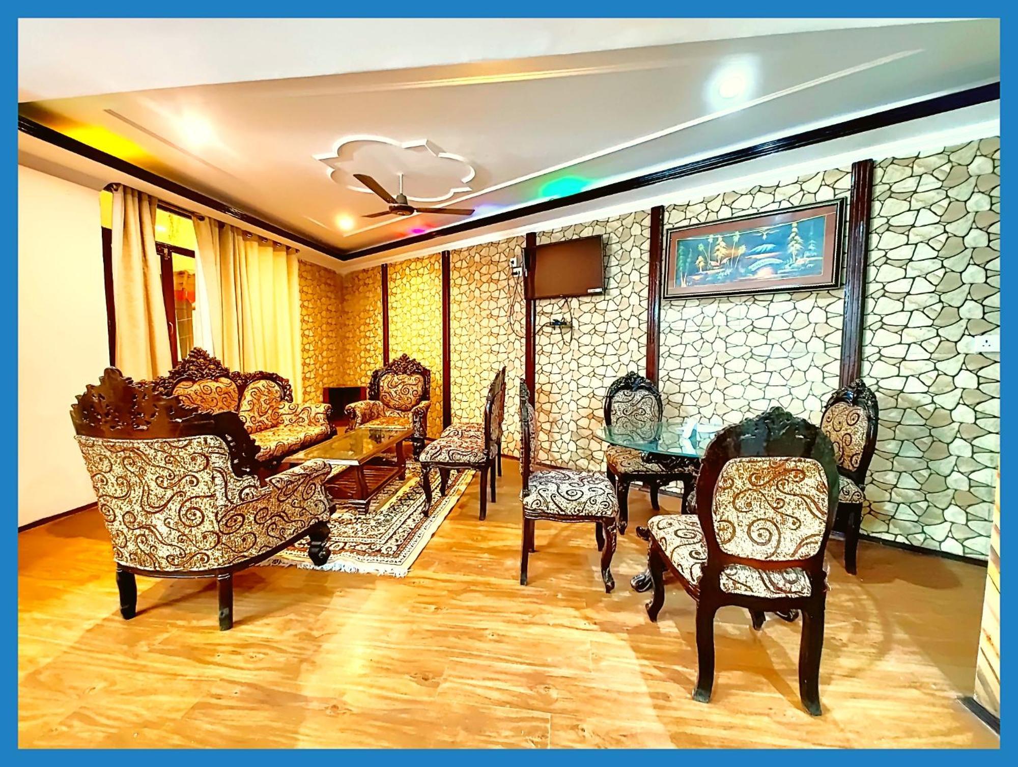 Hotel The Moon ! Premium - Parking & Lift Facilities -hygiene And Spacious - A Rated In 3*