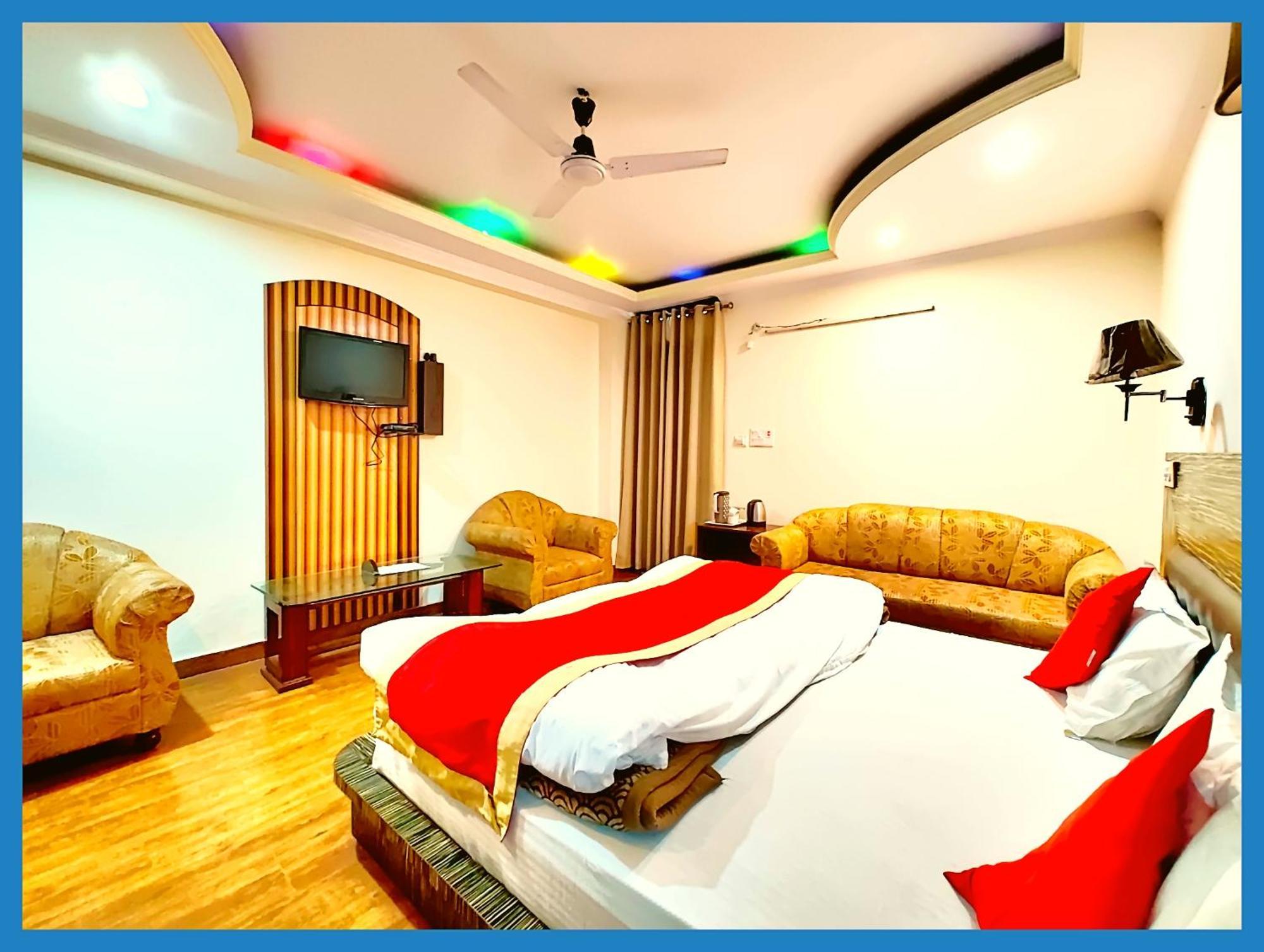 Hotel The Moon ! Premium - Parking & Lift Facilities -hygiene And Spacious - A Rated In 3*