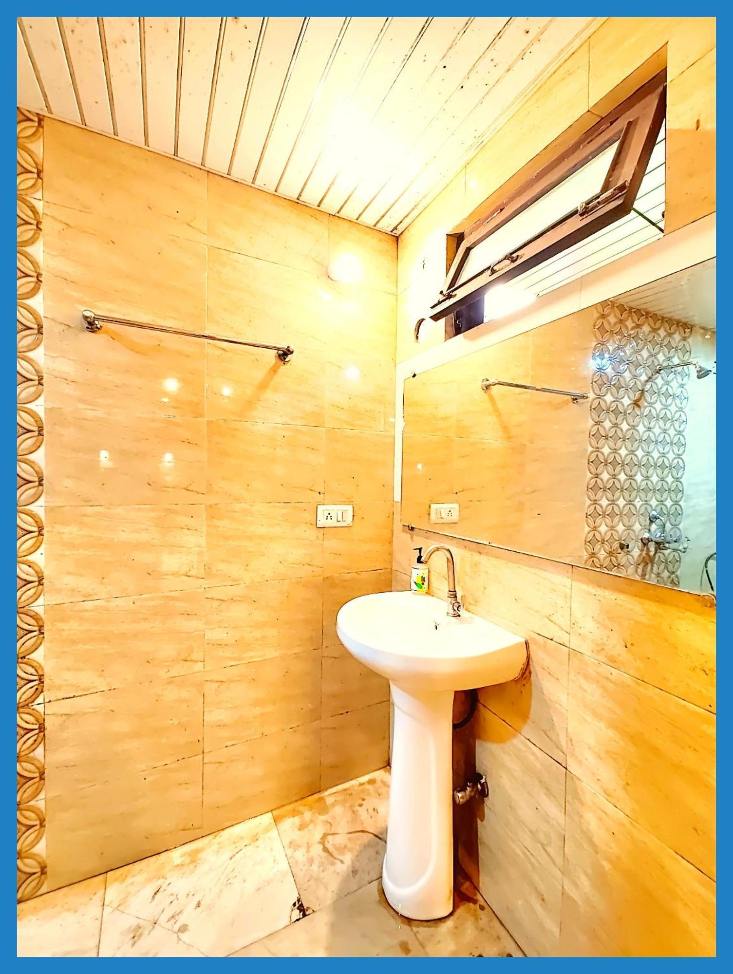 Nainital The Flat#Tiess Near Boat House Club And Naini Lake - Prime Location & Luxury Room - Excellent Customer Service Awarded Hotel Nainital