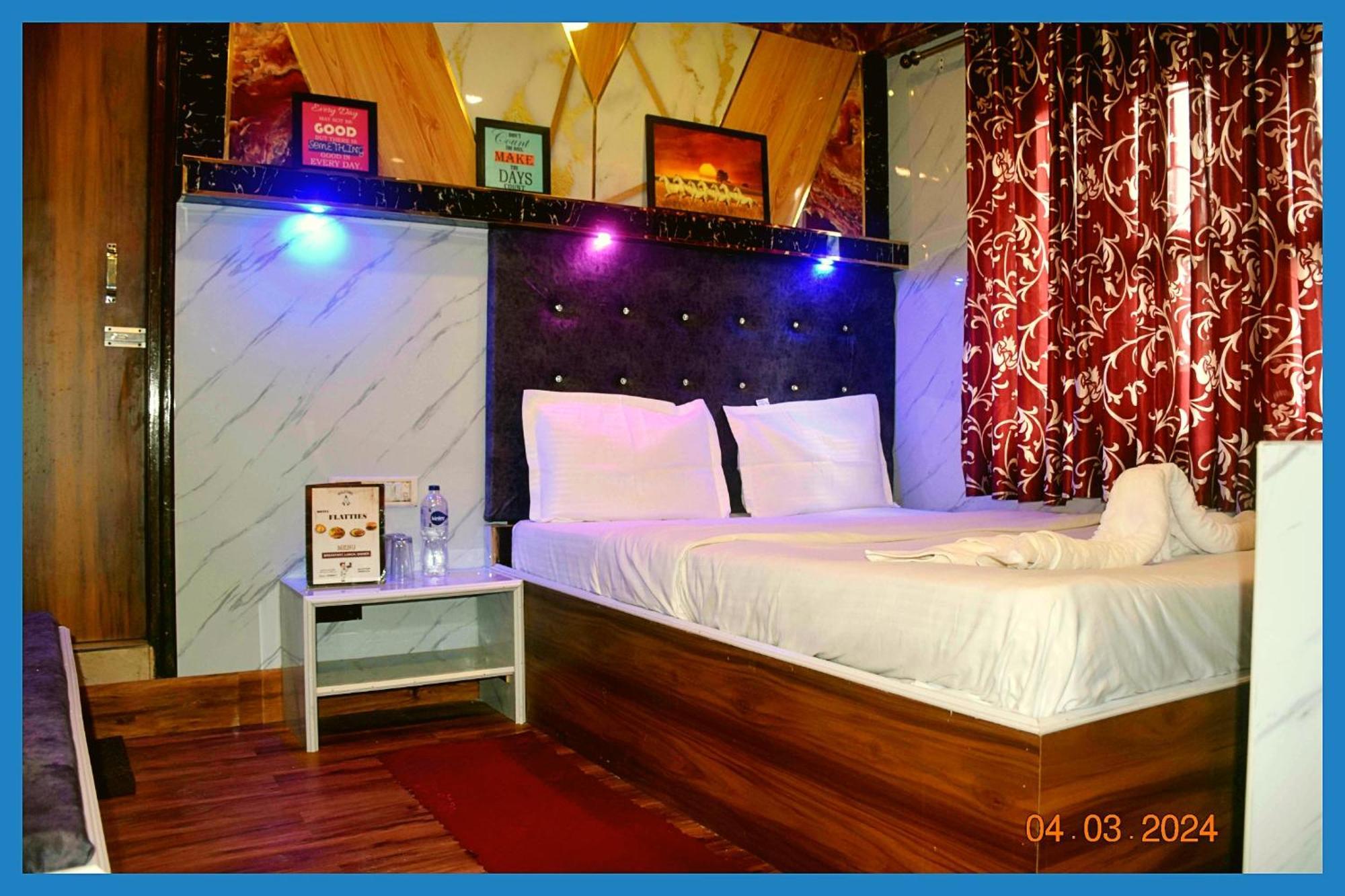 Nainital The Flat#Tiess Near Boat House Club And Naini Lake - Prime Location & Luxury Room - Excellent Customer Service Awarded Hotel