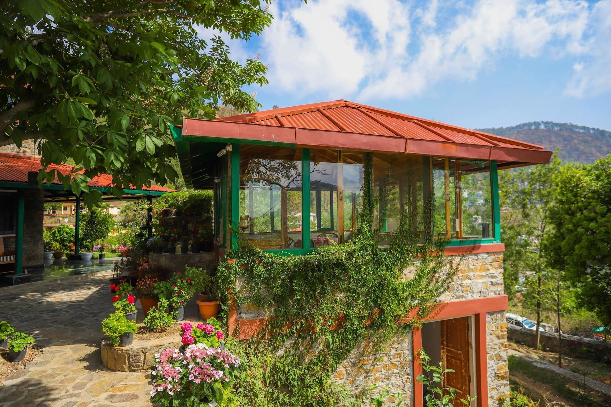 V Versha Bhowali Hotel