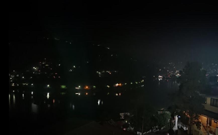 Grg Chinar Lake View Hotel