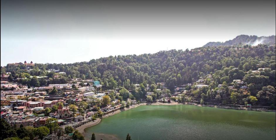 Grg Chinar Lake View *